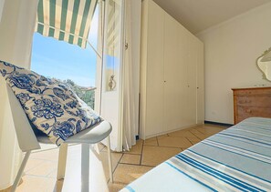 2 bedrooms, desk, iron/ironing board, WiFi