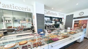 Une vitrine de pâtisserie remplie de diverses viennoiseries et desserts.