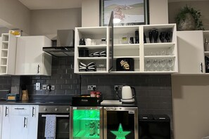 Private kitchen - Sheffield Spacious 4 Bedroom House-all En-suites (Sheffield)