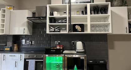 Sheffield Sanctuary - 4 Bedroom House