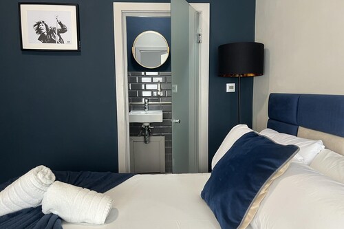 House-sleeps 8-parking-pets Ok-station Close