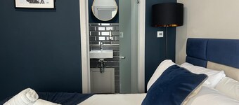 House-sleeps 8-parking-pets Ok-station Close