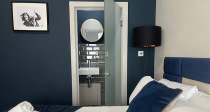 House-sleeps 8-parking-pets Ok-station Close