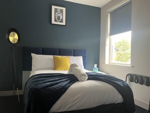 4 bedrooms, iron/ironing board, free WiFi, bed sheets - Sheffield Spacious 4 Bedroom House-all En-suites (Sheffield)