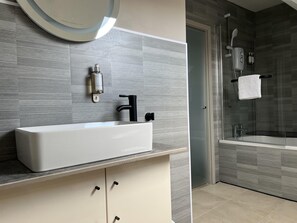 House | Bathroom | Combined shower/tub, deep soaking tub, hair dryer, towels - Sheffield Spacious 4 Bedroom House-all En-suites (Sheffield)