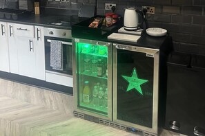 House | Private kitchen | Fridge, microwave, oven, stovetop - House-sleeps 8-parking-pets Ok-station Close (Sheffield)