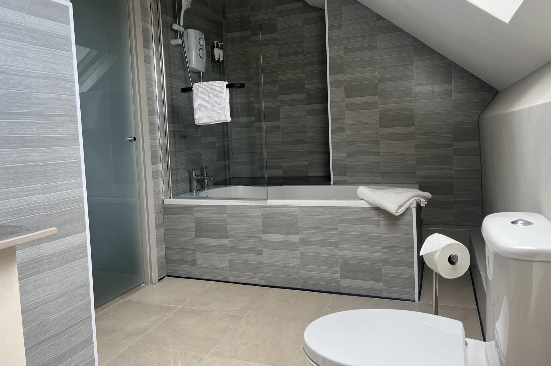 獨棟房屋 | 浴室 | 淋浴/浴缸二合一、全浸式浴缸、吹風機、毛巾