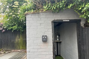 House | Property grounds - House-sleeps 8-parking-pets Ok-station Close (Sheffield)