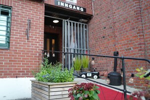Un edificio de ladrillo con un letrero que dice 'INNGANG'.