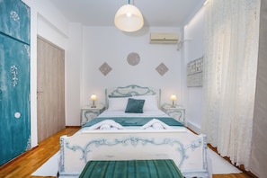 2 habitaciones, escritorio y tabla de planchar con plancha 