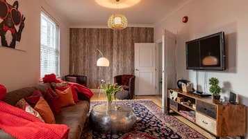 Tweepersoonskamer, 2 slaapkamers, niet-roken | Woonruimte | Een smart-tv