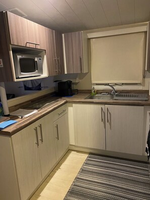 Chalet | Cuisine privée | Réfrigérateur, micro-ondes, four, plaque de cuisson