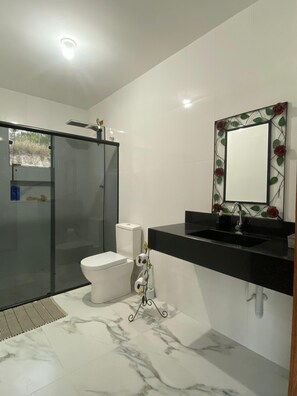 Een douche, handdoeken, toiletpapier