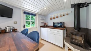 Private kitchen - Extremely remote elegant hut set with valley views immersed in nature.  (Sittingbourne)