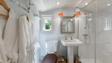 Douche, sĂšche-cheveux, serviettes fournies, savon