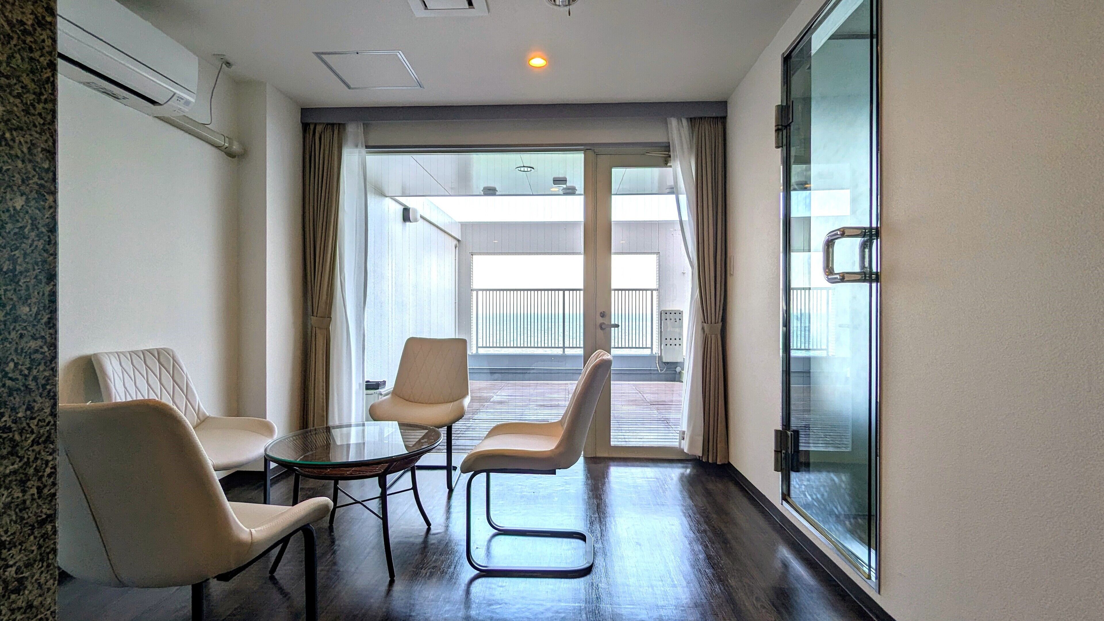 家庭双床房, 4 间卧室, 吸烟房, 海景 | 客房内保险箱、遮光窗帘、免费 WiFi、床单