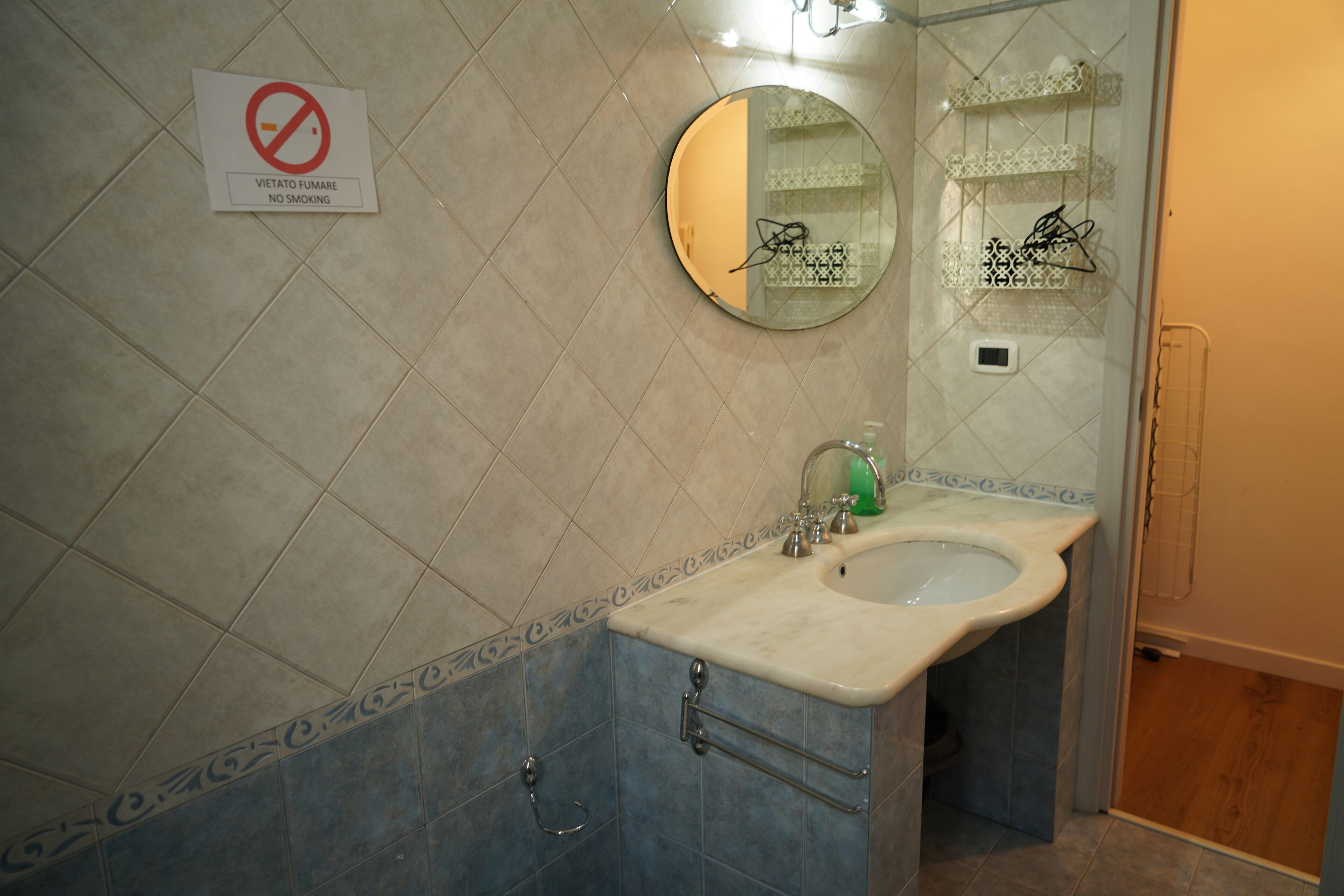 Een haardroger, een bidet, handdoeken, zeep