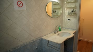 Asciugacapelli, bidet, asciugamani, sapone