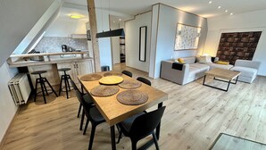 A modern apartment with a dining area, kitchen, and living space. - 100 m² in Bester Fernblicklage im Haus Schneekappe (Winterberg)