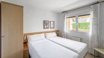 1 chambre, fer et planche à repasser