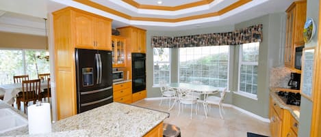 ثلاجة، ميكروويف، فرن، موقد طهي مسطح