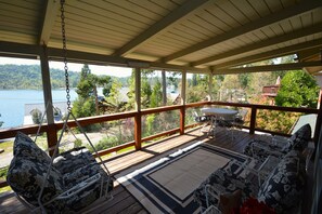 Outdoor dining - This house is a 3 bedroom(s), 3 bathrooms, located in Bass Lake, CA. (Bass Lake)
