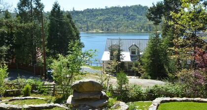 This house is a 3 bedroom(s), 3 bathrooms, located in Bass Lake, CA.