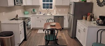 2bd Cottage, less than 2miles-DPAC, Duke, NCCU. Surprisingly close to everything