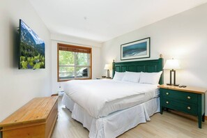 1 bedroom, iron/ironing board, WiFi, bed sheets - Aspens #105 Prime Ski-in Ski-out Location! Pool, Hot tubs, BBQ, sleeps 4 (Whistler)