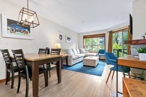 TV, fireplace - Aspens #105 Prime Ski-in Ski-out Location! Pool, Hot tubs, BBQ, sleeps 4 (Whistler)