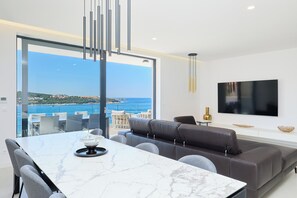 Apartment (3 Bedrooms) | Dining room