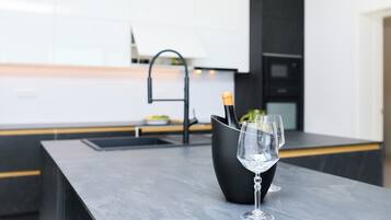 Apartment (3 Bedrooms) | Private kitchen | Microwave, oven, electric kettle, toaster