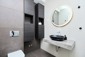 Apartment (3 Bedrooms) | Bathroom | Towels, toilet paper