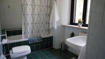 Haartrockner, Bidet, Handtücher, Seife