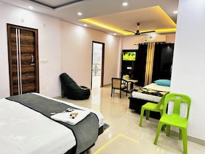 Executive Quadruple Room | Free WiFi, bed sheets