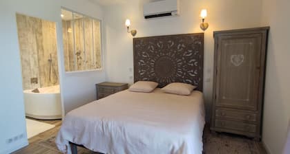 Chambre D'hôtes Avec Baignoire Balnéo. Petits Déjeuners Inclus. Proche Salagou