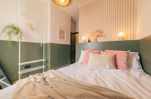 3 bedrooms, iron/ironing board, travel cot, free WiFi - Headline: Stylish City Living with Garden (Cardiff)