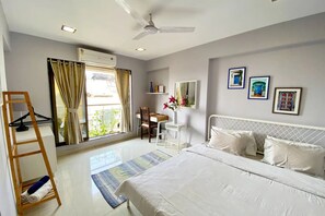 2 bedrooms, desk, iron/ironing board, WiFi - 2 BHK Condo Balcony Sea View Bandra (Mumbai)