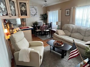 スマ�ートテレビ、暖炉、書庫