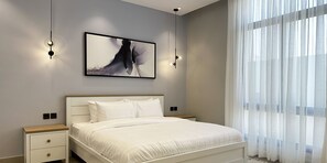 Apartamento de diseño, 3 habitaciones | 3 dormitorios, cortinas opacas, tabla de planchar con plancha