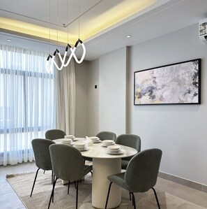 Apartamento de diseño, 3 habitaciones | Zona de estar | Una televisión de pantalla plana