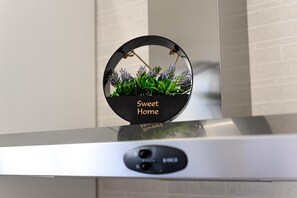 Uma bancada de cozinha com um objeto circular preto que tem a inscrição 