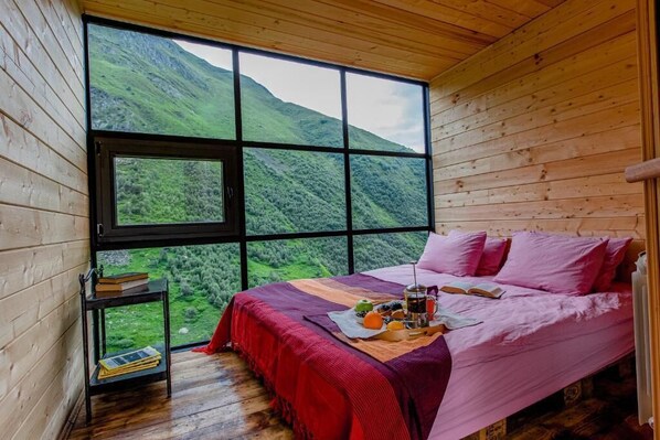 Panoramic dubbelrum - utsikt mot bergen