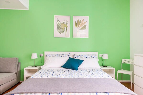 1 habitación, tabla de planchar con plancha, cuna de viaje y wifi