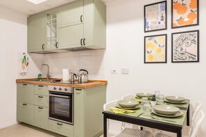 Een oven, een kookplaat, een koffiezetapparaat/waterkoker