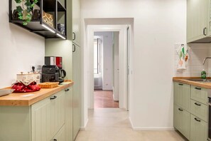 Ofen, Herdplatte, Wasserkocher mit Kaffee-/Teezubehör, Wasserkocher