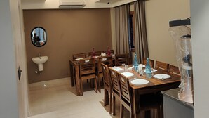 تناول الطعام داخل الغرفة