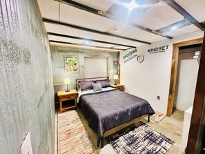 3 bedrooms, WiFi, bed sheets - Rustic 3BR Den 15min to Downtown, 7min to Airport! (Colorado Springs)