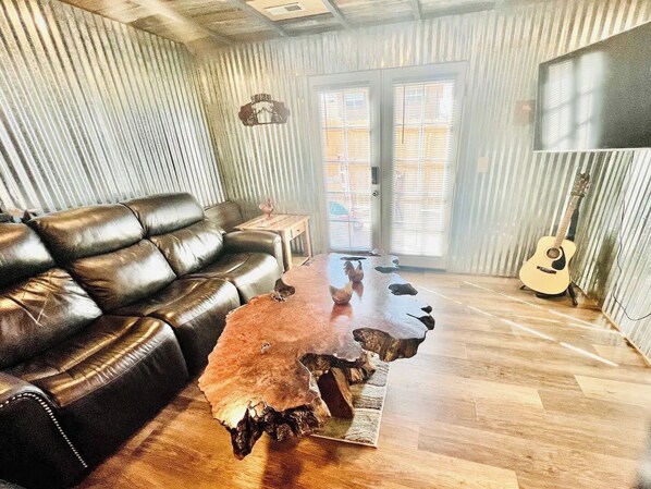 Living area - Rustic 3BR Den 15min to Downtown, 7min to Airport! (Colorado Springs)