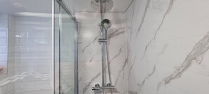 Departamento | Baño | Regadera, secadora de cabello, toallas 